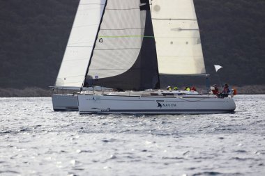 Bodrum, Hindi. 11 Ocak 2025: Yelkenliler Ege Denizi 'nin mavi sularında, ünlü tatil beldesi Bodrum' un kıyılarında rüzgarlı havada yelken açıyorlar..