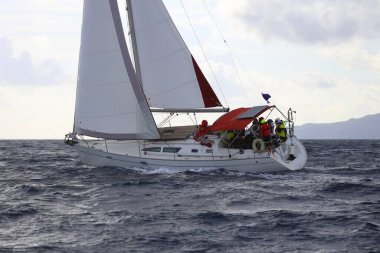 Bodrum, Hindi. 11 Ocak 2025: Yelkenliler Ege Denizi 'nin mavi sularında, ünlü tatil beldesi Bodrum' un kıyılarında rüzgarlı havada yelken açıyorlar..
