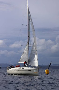 Bodrum, Hindi. 11 Ocak 2025: Yelkenliler Ege Denizi 'nin mavi sularında, ünlü tatil beldesi Bodrum' un kıyılarında rüzgarlı havada yelken açıyorlar..