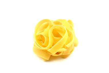 Çiğ tagliatelle makarnası beyaz arka planda izole edilmiş, geniş bir alana yayılmış. Üst Manzara. Düz yatıyordu