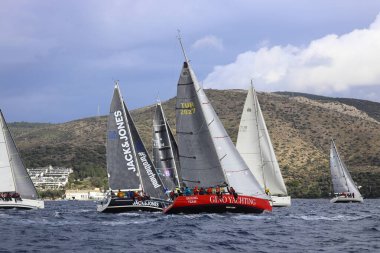 Bodrum, Hindi. 12 Ocak 2025: Yelkenliler Ege Denizi 'nin mavi sularında, ünlü tatil beldesi Bodrum' un kıyılarında rüzgarlı havada yelken açıyorlar..
