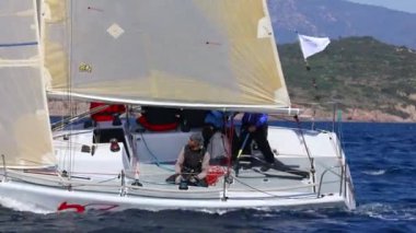 Bodrum, Hindi. 01 Şubat 2025: Ege Denizi 'nin mavi sularında, ünlü tatil beldesi Bodrum' un kıyılarında, rüzgarlı havada yelkenliler yelken açıyor.