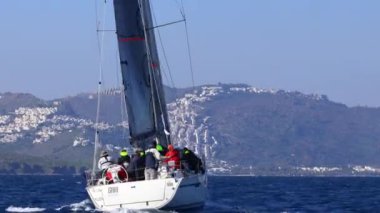 Bodrum, Hindi. 01 Şubat 2025: Ege Denizi 'nin mavi sularında, ünlü tatil beldesi Bodrum' un kıyılarında, rüzgarlı havada yelkenliler yelken açıyor.