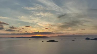 Deniz kenti Turgutreis ve muhteşem gün batımları. Bodrum, Hindi. günbatımı hava aracı görüntüleri
