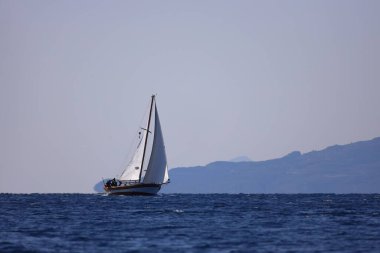 Bodrum, Türkiye, 08 Şubat 2025: Geleneksel Türk teknesi veya Gulet denizde seyrediyor. Ege 'nin Bodrum plajı yakınlarındaki turistik yelkenli tekneleri. Bodrum 