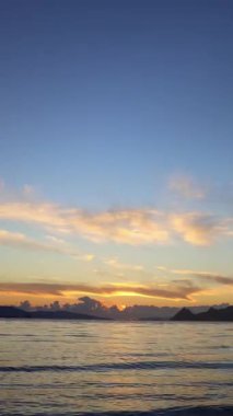 Deniz kenti Turgutreis ve muhteşem gün batımları. Bodrum, Hindi. Sosyal medya için dikey video.