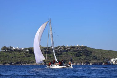 Bodrum, Türkiye, 08 Şubat 2025: Geleneksel Türk teknesi veya Gulet denizde seyrediyor. Bodrum 