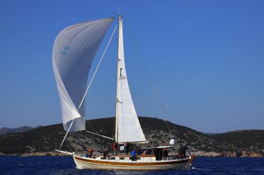 Bodrum, Türkiye, 08 Şubat 2025: Geleneksel Türk teknesi veya Gulet denizde seyrediyor. Bodrum 