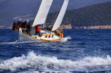 Bodrum, Türkiye, 08 Şubat 2025: Geleneksel Türk teknesi veya Gulet denizde seyrediyor. Bodrum 