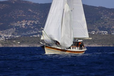 Bodrum, Türkiye, 08 Şubat 2025: Geleneksel Türk teknesi veya Gulet denizde seyrediyor. Bodrum 