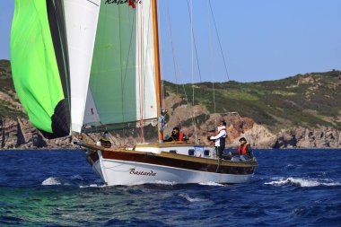 Bodrum, Türkiye, 08 Şubat 2025: Geleneksel Türk teknesi veya Gulet denizde seyrediyor. Bodrum 