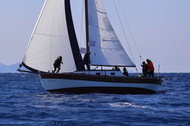 Bodrum, Türkiye, 08 Şubat 2025: Geleneksel Türk teknesi veya Gulet denizde seyrediyor. Bodrum 