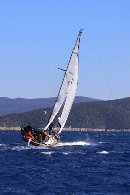 Bodrum, Türkiye, 08 Şubat 2025: Geleneksel Türk teknesi veya Gulet denizde seyrediyor. Bodrum 