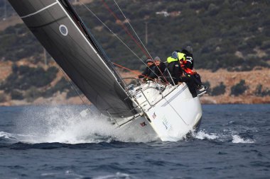 Bodrum, Hindi. 12 Ocak 2025: Yelkenliler Ege Denizi 'nin mavi sularında, ünlü tatil beldesi Bodrum' un kıyılarında rüzgarlı havada yelken açıyorlar..