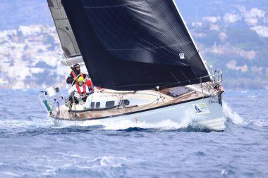 Bodrum, Hindi. 12 Ocak 2025: Yelkenliler Ege Denizi 'nin mavi sularında, ünlü tatil beldesi Bodrum' un kıyılarında rüzgarlı havada yelken açıyorlar..