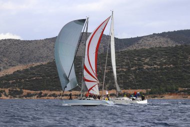 Bodrum, Hindi. 12 Ocak 2025: Yelkenliler Ege Denizi 'nin mavi sularında, ünlü tatil beldesi Bodrum' un kıyılarında rüzgarlı havada yelken açıyorlar..