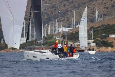 Bodrum, Hindi. 12 Ocak 2025: Yelkenliler Ege Denizi 'nin mavi sularında, ünlü tatil beldesi Bodrum' un kıyılarında rüzgarlı havada yelken açıyorlar..