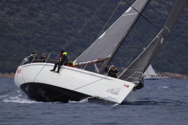Bodrum, Hindi. 12 Ocak 2025: Yelkenliler Ege Denizi 'nin mavi sularında, ünlü tatil beldesi Bodrum' un kıyılarında rüzgarlı havada yelken açıyorlar..