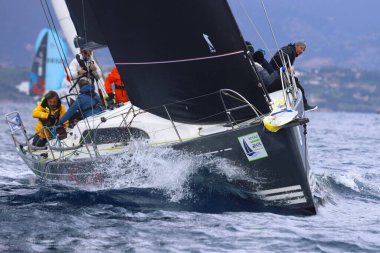 Bodrum, Hindi. 12 Ocak 2025: Yelkenliler Ege Denizi 'nin mavi sularında, ünlü tatil beldesi Bodrum' un kıyılarında rüzgarlı havada yelken açıyorlar..