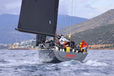 Bodrum, Hindi. 12 Ocak 2025: Yelkenliler Ege Denizi 'nin mavi sularında, ünlü tatil beldesi Bodrum' un kıyılarında rüzgarlı havada yelken açıyorlar..