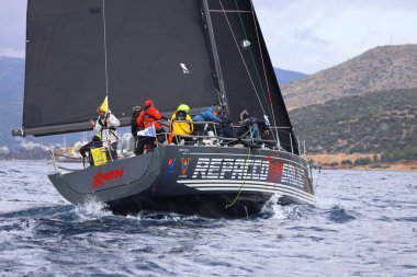 Bodrum, Hindi. 12 Ocak 2025: Yelkenliler Ege Denizi 'nin mavi sularında, ünlü tatil beldesi Bodrum' un kıyılarında rüzgarlı havada yelken açıyorlar..