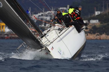 Bodrum, Hindi. 12 Ocak 2025: Yelkenliler Ege Denizi 'nin mavi sularında, ünlü tatil beldesi Bodrum' un kıyılarında rüzgarlı havada yelken açıyorlar..