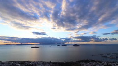 Deniz kenti Turgutreis ve muhteşem gün batımları. Bodrum, Hindi. günbatımı hava aracı görüntüleri