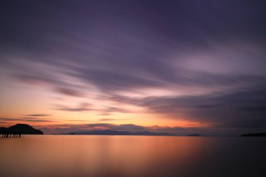 Sahilde gün batımı. Deniz kenti Turgutreis ve muhteşem gün batımları. Seçici Odaklanma. Uzun pozlu çekim. Huzur sahnesi.