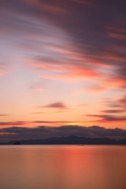 Sahilde gün batımı. Deniz kenti Turgutreis ve muhteşem gün batımları. Seçici Odaklanma. Uzun pozlu çekim. Huzur sahnesi.