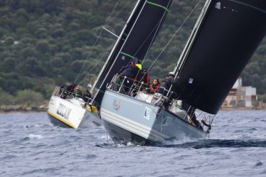 Bodrum, Hindi. 12 Ocak 2025: Yelkenliler Ege Denizi 'nin mavi sularında, ünlü tatil beldesi Bodrum' un kıyılarında rüzgarlı havada yelken açıyorlar..