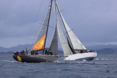 Bodrum, Hindi. 12 Ocak 2025: Yelkenliler Ege Denizi 'nin mavi sularında, ünlü tatil beldesi Bodrum' un kıyılarında rüzgarlı havada yelken açıyorlar..