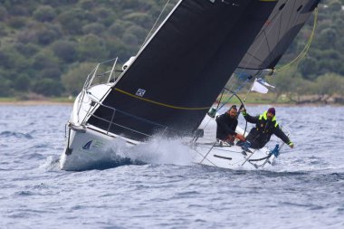 Bodrum, Hindi. 12 Ocak 2025: Yelkenliler Ege Denizi 'nin mavi sularında, ünlü tatil beldesi Bodrum' un kıyılarında rüzgarlı havada yelken açıyorlar..