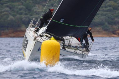 Bodrum, Hindi. 12 Ocak 2025: Yelkenliler Ege Denizi 'nin mavi sularında, ünlü tatil beldesi Bodrum' un kıyılarında rüzgarlı havada yelken açıyorlar..