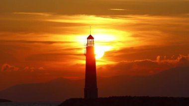 Denizciler için uyarı feneri ve gün batımı zaman çizelgesi.