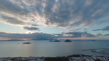Deniz kenti Turgutreis ve muhteşem gün batımları. Bodrum, Hindi. günbatımı hava aracı görüntüleri