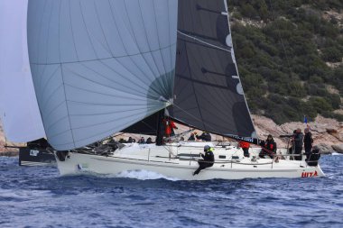 Bodrum, Hindi. 12 Ocak 2025: Yelkenliler Ege Denizi 'nin mavi sularında, ünlü tatil beldesi Bodrum' un kıyılarında rüzgarlı havada yelken açıyorlar..