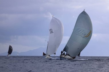 Bodrum, Hindi. 12 Ocak 2025: Yelkenliler Ege Denizi 'nin mavi sularında, ünlü tatil beldesi Bodrum' un kıyılarında rüzgarlı havada yelken açıyorlar..