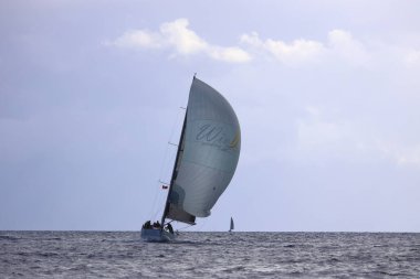 Bodrum, Hindi. 12 Ocak 2025: Yelkenliler Ege Denizi 'nin mavi sularında, ünlü tatil beldesi Bodrum' un kıyılarında rüzgarlı havada yelken açıyorlar..