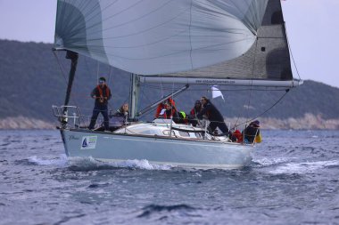 Bodrum, Hindi. 12 Ocak 2025: Yelkenliler Ege Denizi 'nin mavi sularında, ünlü tatil beldesi Bodrum' un kıyılarında rüzgarlı havada yelken açıyorlar..