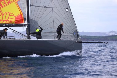 Bodrum, Hindi. 12 Ocak 2025: Yelkenliler Ege Denizi 'nin mavi sularında, ünlü tatil beldesi Bodrum' un kıyılarında rüzgarlı havada yelken açıyorlar..