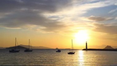 Gün batımında deniz manzarası. Sahildeki deniz feneri. Deniz kenti Turgutreis ve muhteşem gün batımları