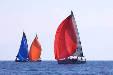 Bodrum, Hindi. 02 Şubat 2025: Ege Denizi 'nin mavi sularında, ünlü tatil beldesi Bodrum' un kıyılarında yelkenliler rüzgarlı havada yelken açıyor.