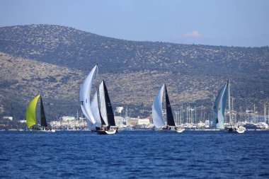 Bodrum, Hindi. 02 Şubat 2025: Ege Denizi 'nin mavi sularında, ünlü tatil beldesi Bodrum' un kıyılarında yelkenliler rüzgarlı havada yelken açıyor.