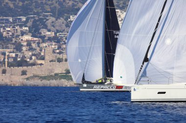 Bodrum, Hindi. 02 Şubat 2025: Ege Denizi 'nin mavi sularında, ünlü tatil beldesi Bodrum' un kıyılarında yelkenliler rüzgarlı havada yelken açıyor.