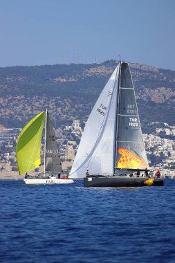 Bodrum, Hindi. 02 Şubat 2025: Ege Denizi 'nin mavi sularında, ünlü tatil beldesi Bodrum' un kıyılarında yelkenliler rüzgarlı havada yelken açıyor.