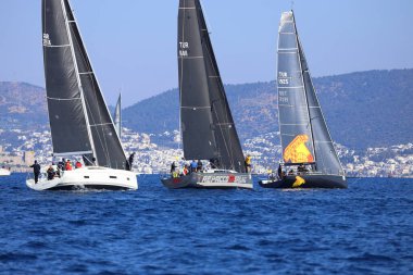 Bodrum, Hindi. 02 Şubat 2025: Ege Denizi 'nin mavi sularında, ünlü tatil beldesi Bodrum' un kıyılarında yelkenliler rüzgarlı havada yelken açıyor.