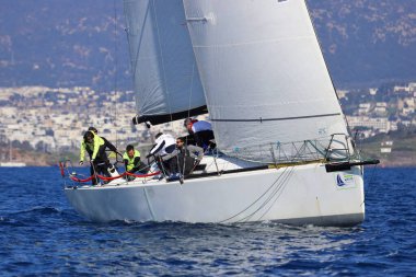 Bodrum, Hindi. 02 Şubat 2025: Ege Denizi 'nin mavi sularında, ünlü tatil beldesi Bodrum' un kıyılarında yelkenliler rüzgarlı havada yelken açıyor.