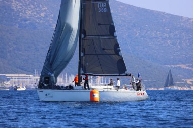 Bodrum, Hindi. 02 Şubat 2025: Ege Denizi 'nin mavi sularında, ünlü tatil beldesi Bodrum' un kıyılarında yelkenliler rüzgarlı havada yelken açıyor.