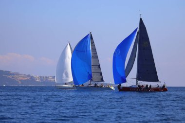 Bodrum, Hindi. 02 Şubat 2025: Ege Denizi 'nin mavi sularında, ünlü tatil beldesi Bodrum' un kıyılarında yelkenliler rüzgarlı havada yelken açıyor.