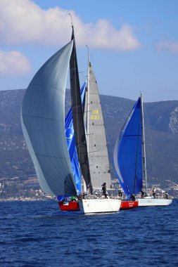 Bodrum, Hindi. 02 Şubat 2025: Ege Denizi 'nin mavi sularında, ünlü tatil beldesi Bodrum' un kıyılarında yelkenliler rüzgarlı havada yelken açıyor.